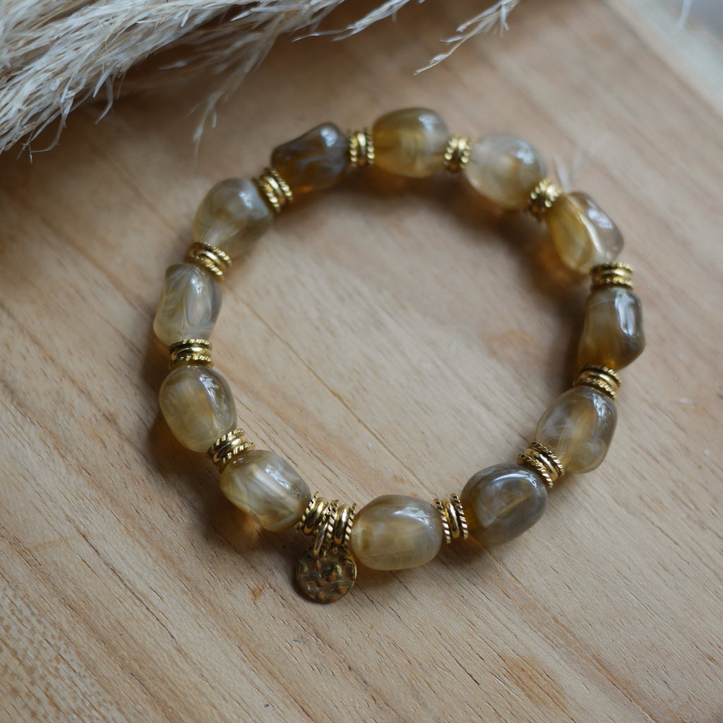 Bracelet Toscane élastique en perles acryliques effet marbré avec détails en acier inoxydable et breloque personnalisable.