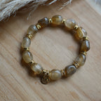Bracelet Toscane élastique en perles acryliques effet marbré avec détails en acier inoxydable et breloque personnalisable.