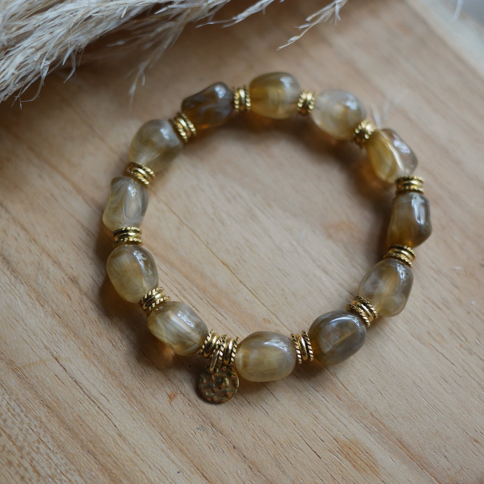 Bracelet Toscane élastique en perles acryliques effet marbré avec détails en acier inoxydable et breloque personnalisable.