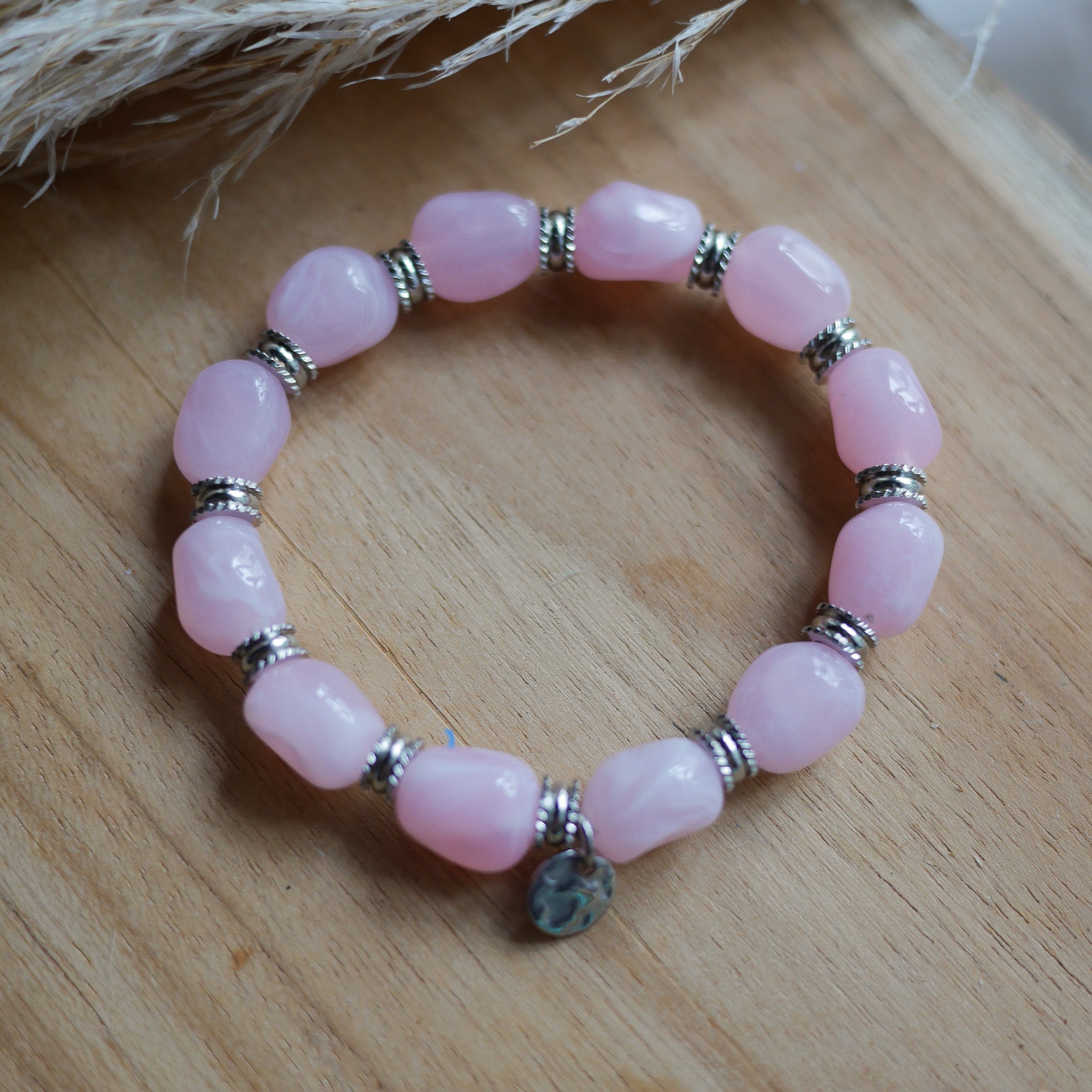 Bracelet Toscane élastique en perles acryliques effet marbré avec détails en acier inoxydable et breloque personnalisable.