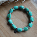 Bracelet Toscane élastique en perles acryliques effet marbré avec détails en acier inoxydable et breloque personnalisable.