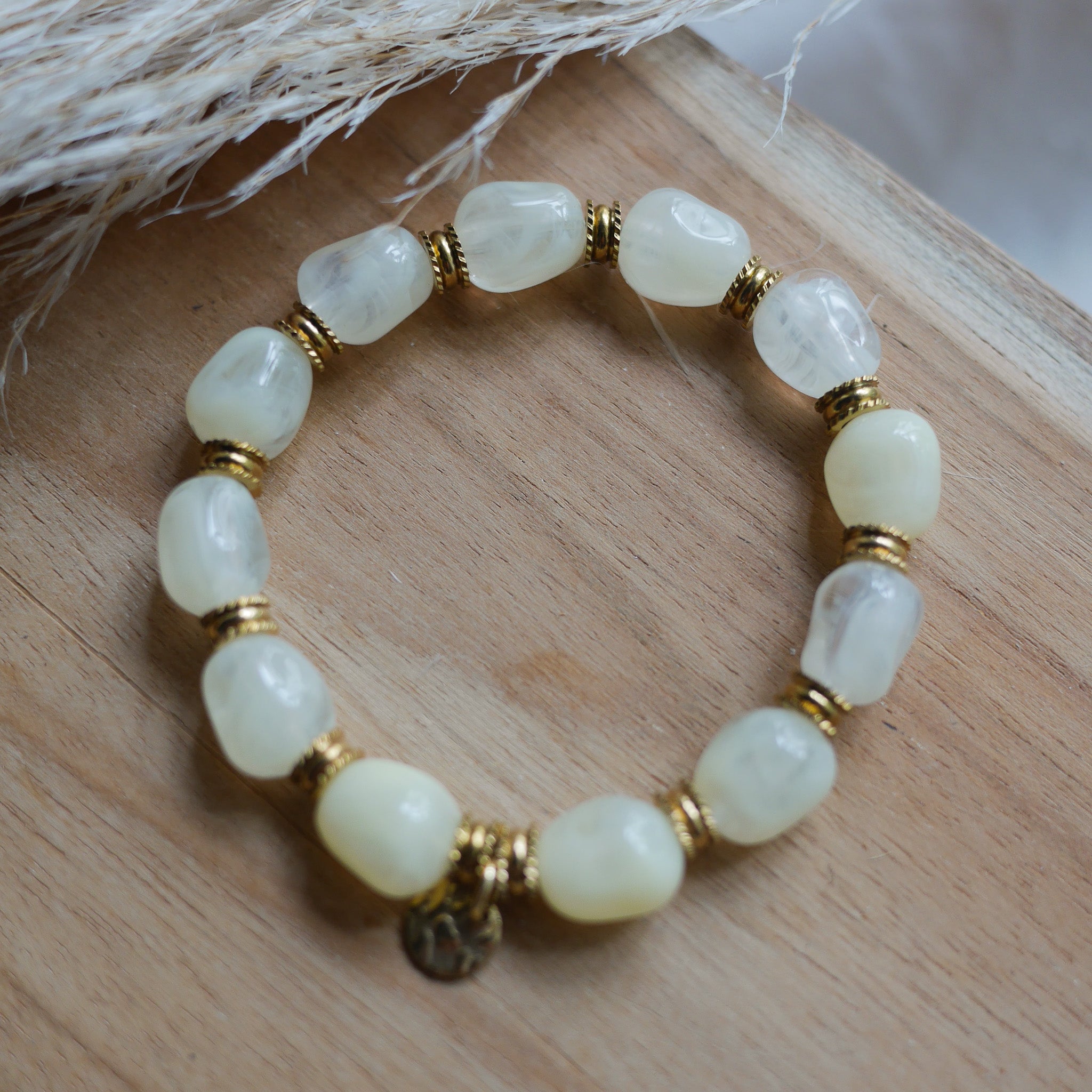 Bracelet Toscane élastique en perles acryliques effet marbré avec détails en acier inoxydable et breloque personnalisable.