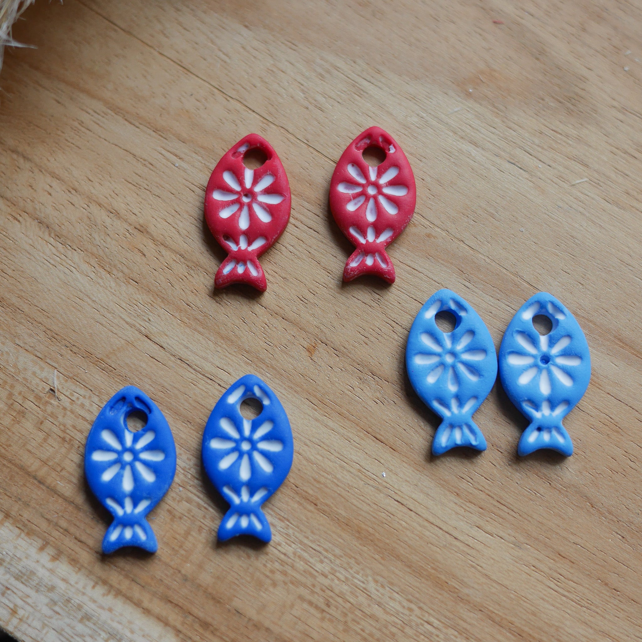 Breloques Pisci en forme de poisson, faites main en pâte polymère, compatibles avec les créoles du Bar à Boucles.