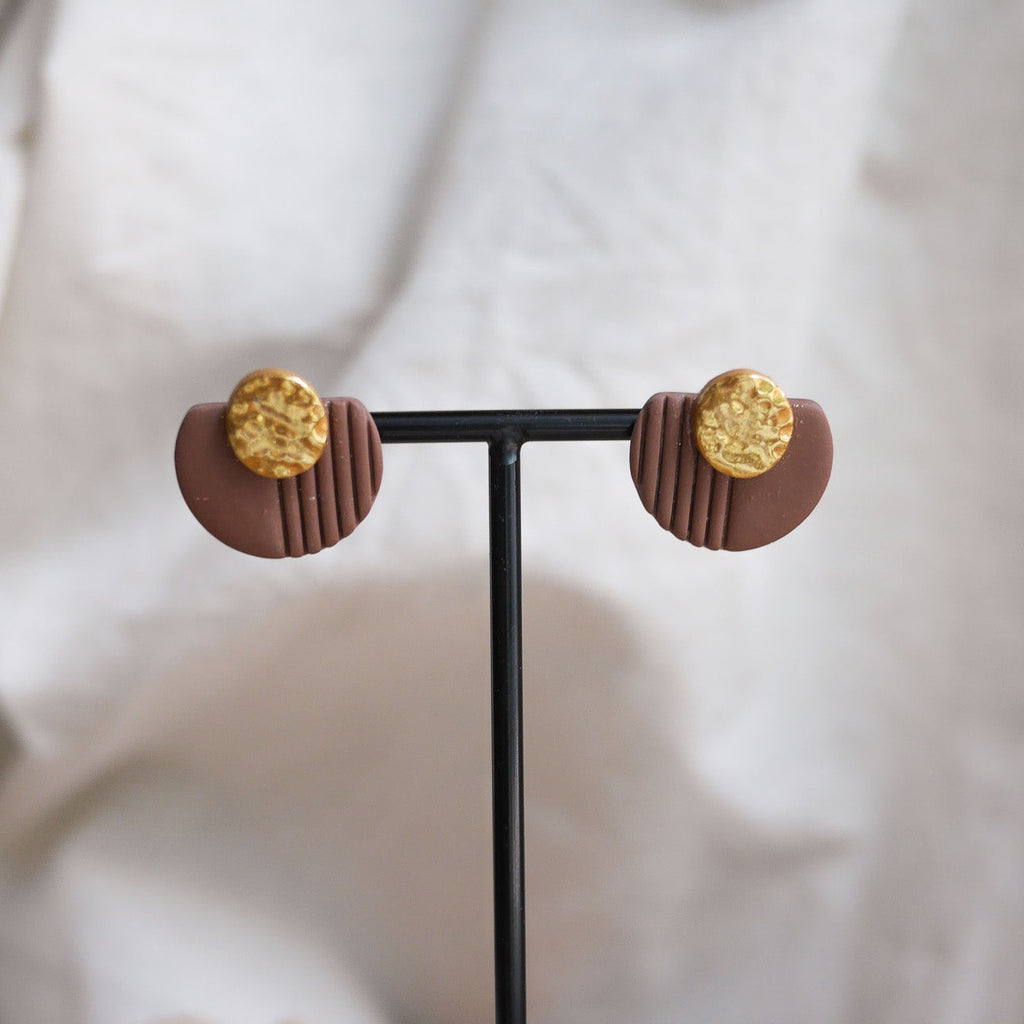 Boucles d'oreilles Capri en pâte polymère avec reliefs texturés et médaille dorée effet martelé, fabriquées à la main en Normandie.