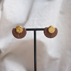 Boucles d'oreilles Capri en pâte polymère avec reliefs texturés et médaille dorée effet martelé, fabriquées à la main en Normandie.