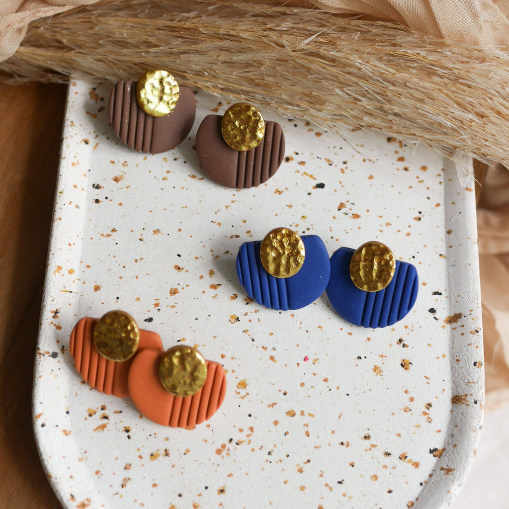 Boucles d'oreilles Capri en pâte polymère avec reliefs texturés et médaille dorée effet martelé, fabriquées à la main en Normandie.